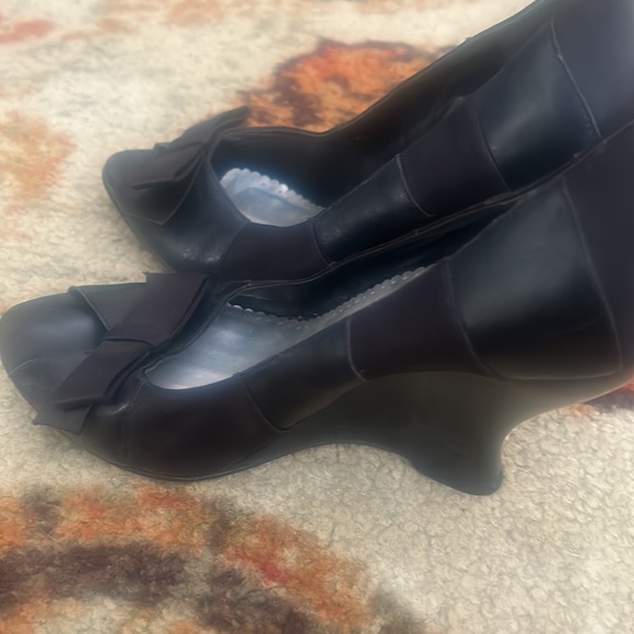 BCBG size 8 high heels, black with a bow, leather and suede! - Picture 2 of 4